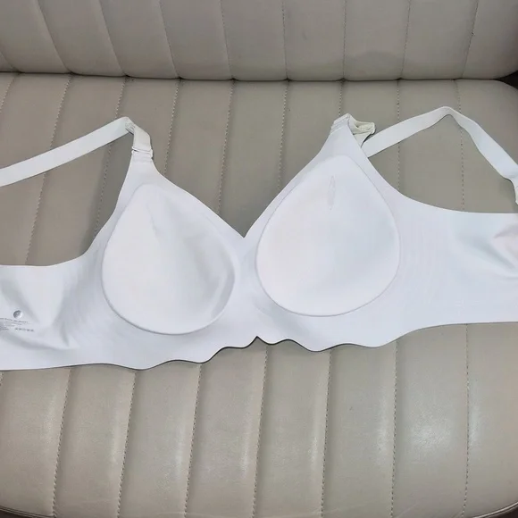 Seamless White Contour Bra - Comfortable Everyday Support - Picture 6 of 10